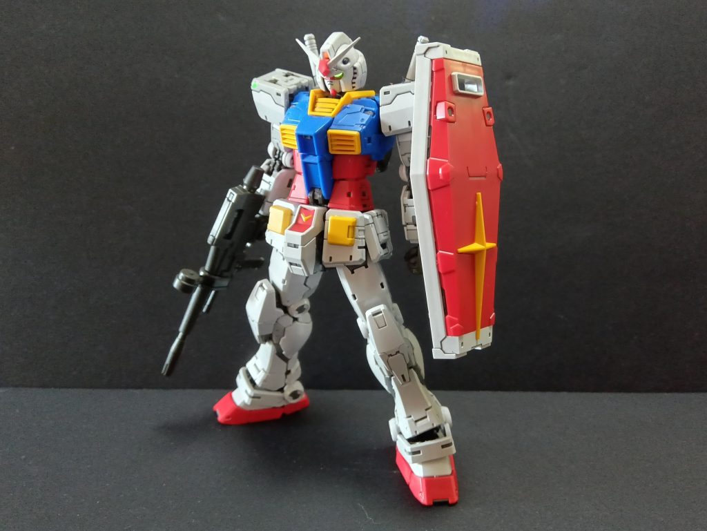 前にも言いましたが、このキット、マジで良いです。バンダイの技術の結晶と言っても過言ではないです。今回したこと・ツインアイ、肩のセンサーがブラックライトに反応して発光するように、100均の蛍光シールを貼る・顎?の赤いパーツを削り、好みの形になるように・頭部のフレールの内部を削り、より顎を引けるように・話題になっていた側頭部のパーツの段差だけ改修などです。