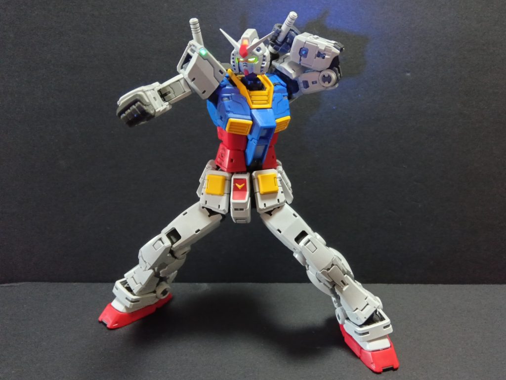 ビームサーベルサーベルラックが可動するおかげで、ビームサーベルを自然に取ることができます。