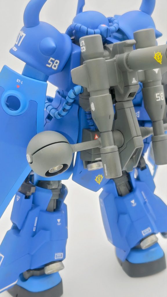 青に銀の合わせでスラスターを金属色で足らえてみました。黄色のジオン章がポイントです。