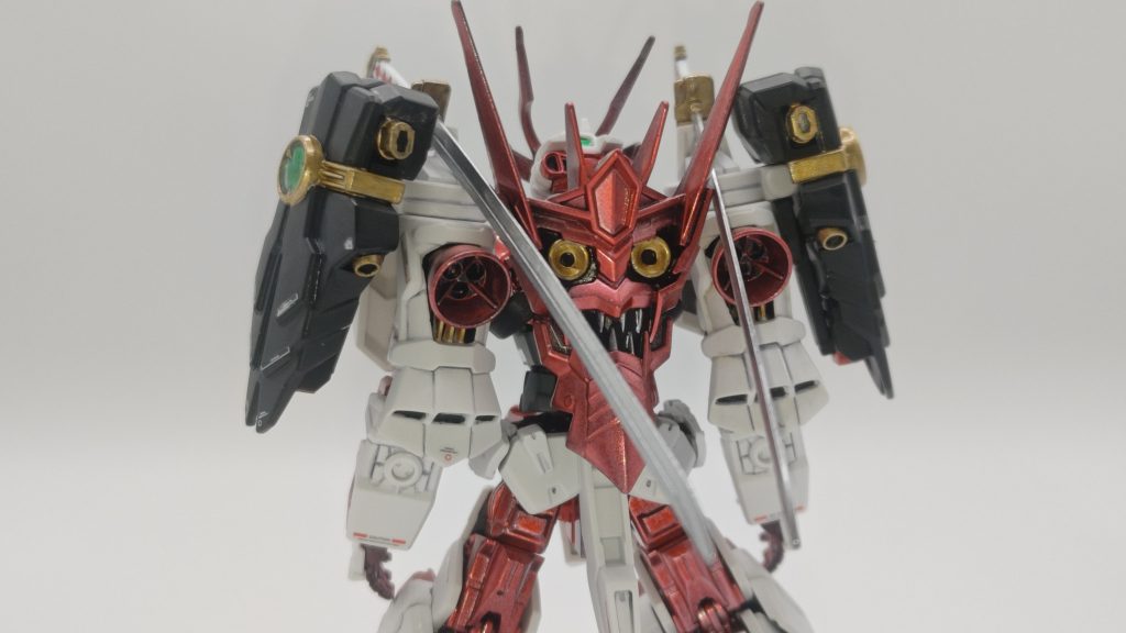 肩アーマー背面にはビームサーベルをマウント。ちょっとした遊びができます。