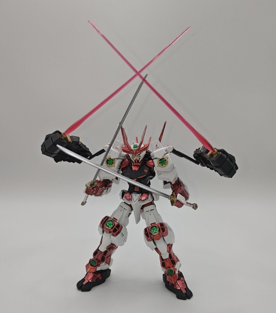 ちょっとしたオリジナルギミックとしてビームサーベル展開機能をつけました。デフォだと手持ちの刀をマウント可能、というだけでしたが、めでたく4刀流ができました。以上、戦国アストレイ頑駄無でした。(オフショットに続く)