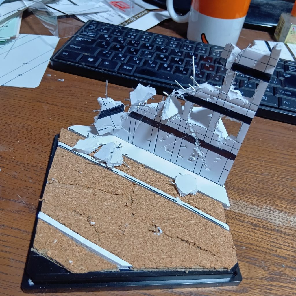 100均のコルクボードとスチレンボードをディスプレイケースの切り貼りしました。