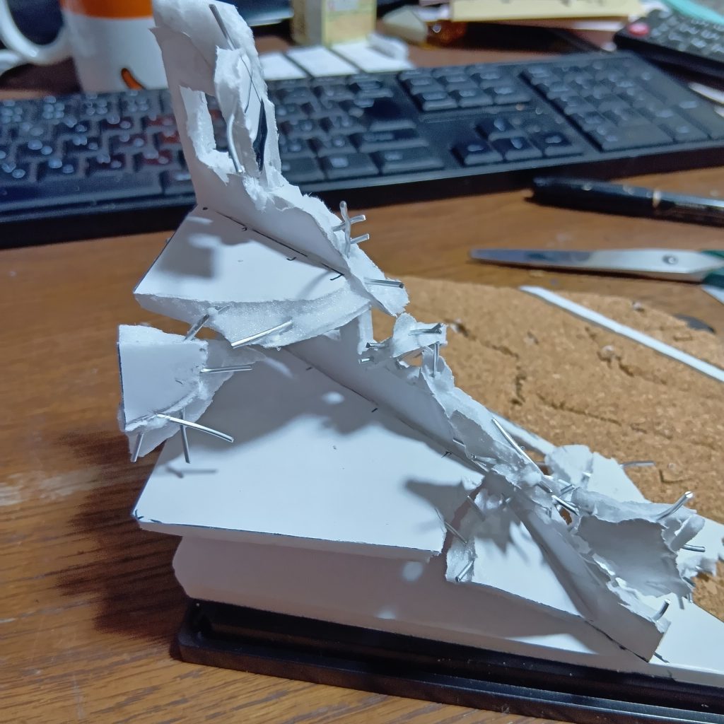 鉄筋コンクリートをイメージして、アルミ線をプスプス差し込みます。