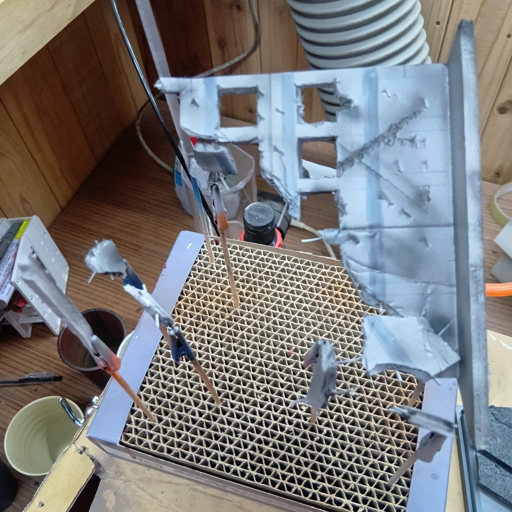 壊れたビルも灰サフをベースに汚れは艶消し黒。