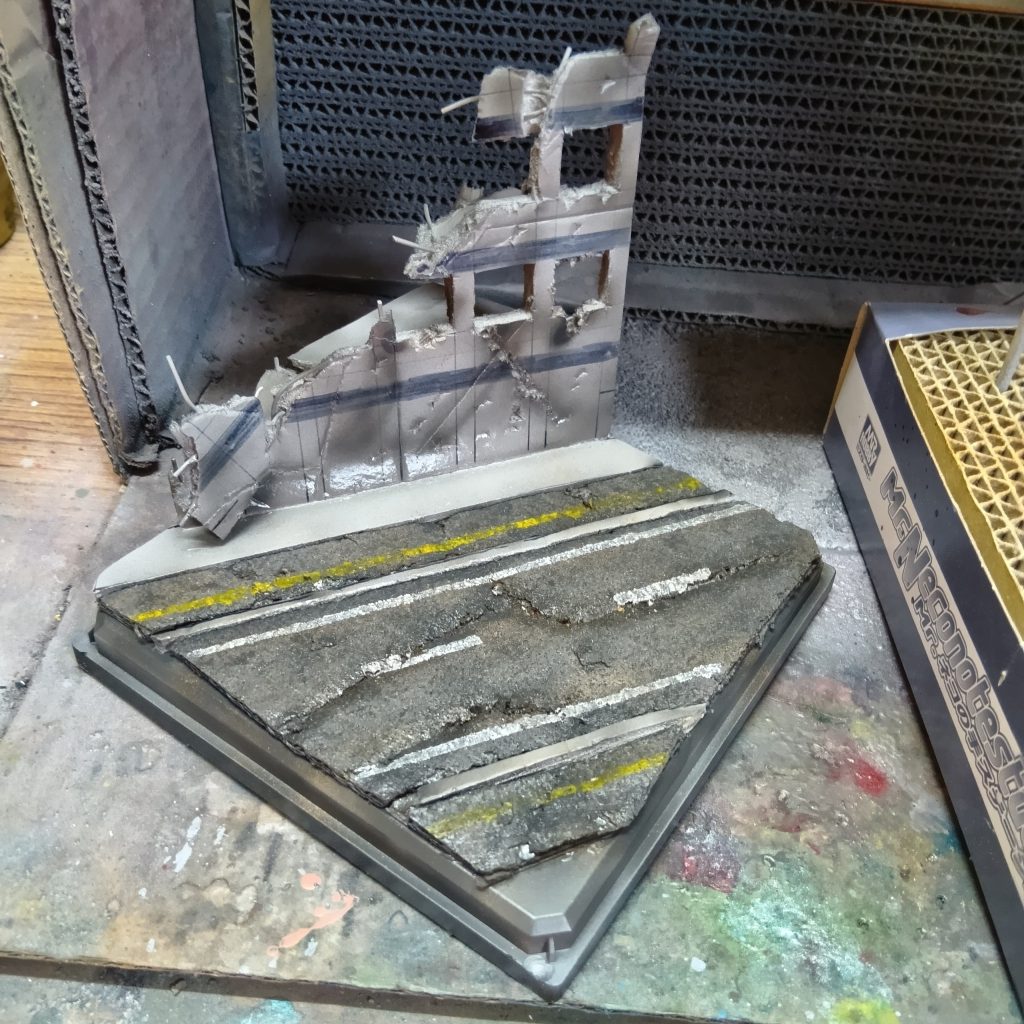 道路のラインを引いて、タミヤのウェザリングマスターで汚して、艶消しスプレーふって完成👍