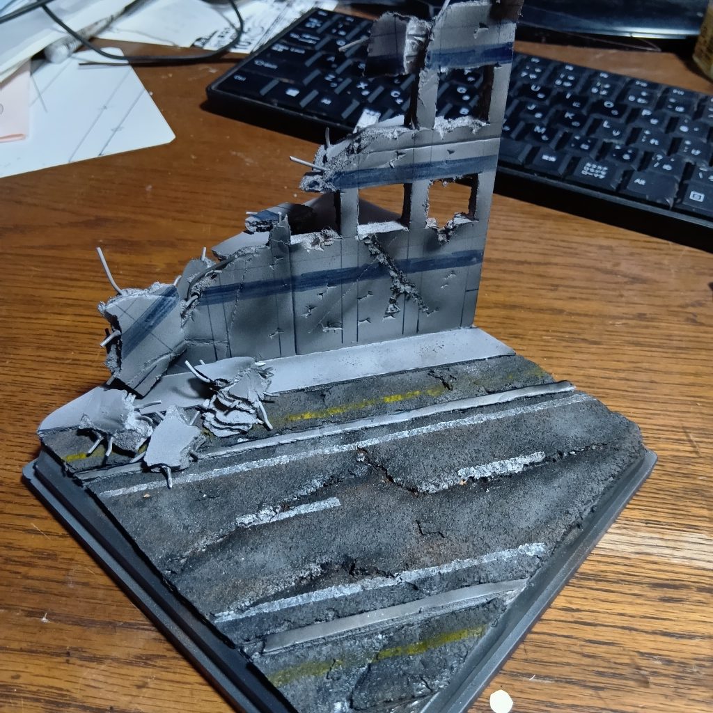 壊れたビル、アスファルト舗装の道路。