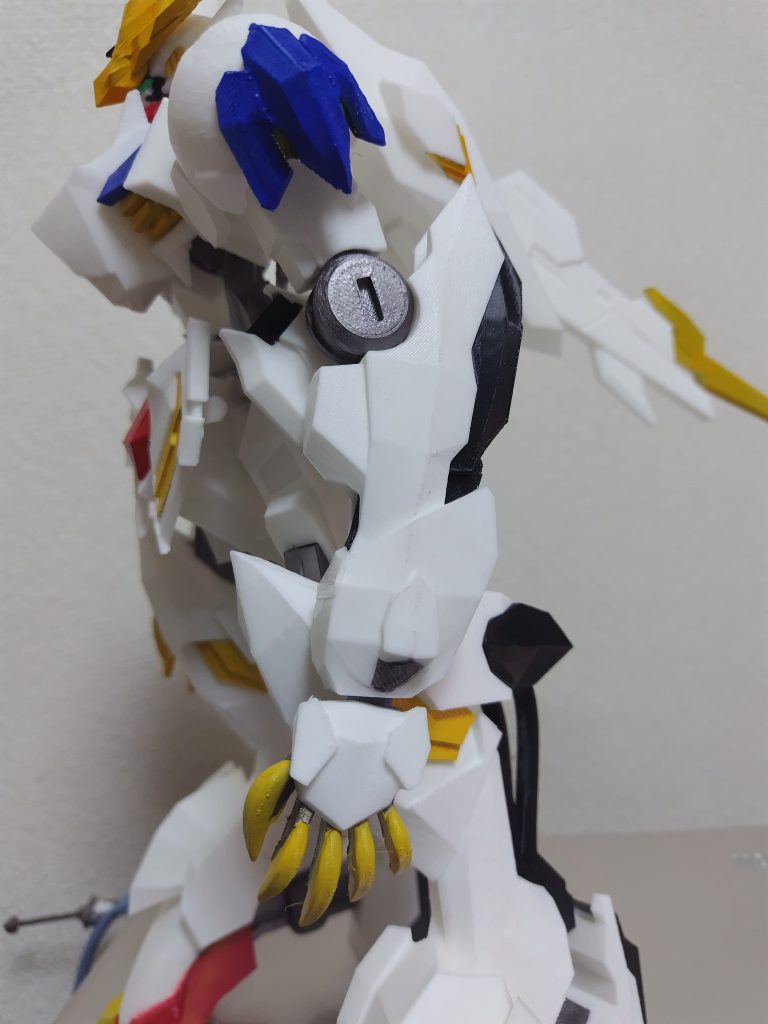 腕はとにかくぶっとく!力強く!オリジナルよりも少し大型化し、前腕はさらに太く!でっかければ強いやろ!