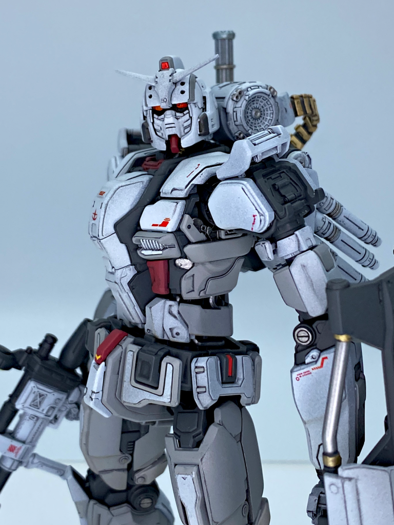 RGガンダムも凌駕していそうな圧倒的ディテール量がしっかり入っているので、それを活かして細かく塗り分けました。装甲の隙間から覗くパイピングがお気に入りです😃