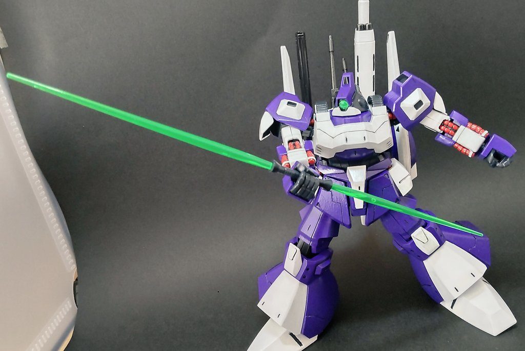 追加という程ではありませんが、ビームサーベルも改造して、ツインビームサーベルとなっています。                    こちらはジャンクにあったリック・ディアスのビームサーベルの基部を、0.1mmの真鍮線で繋げて接着しています。