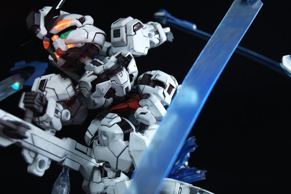 右肩は被弾して穴の開いたダメージ版も作りました。 必死に顔を動かした時にパックリ空いてしまう首の下には、適当にディティールを。瞳無し版の顔用に作りましたが、瞳ある版でも首筋が張ったような演出としても見えるような形にしました。 クランク軸によって、モモは胴と密着させたり前に出して強調することができます。 「ぶつからずに動ける隙間・空間を必要とする可動モデル」と「真っ当にデフォルメすると密集して隙間がなくなってくデフォルメモデル」は根本的に相性の悪さがあるのですが、今回作っててむしろ可動によって隙間を埋めて密集させたり、前に出して強調を表現することもできる、という発見がありました。あちこち干渉するSDにとって特に前方向は比較的ぶつかるものがなく、可動域の“ブルーオーシャン”だと感じました。