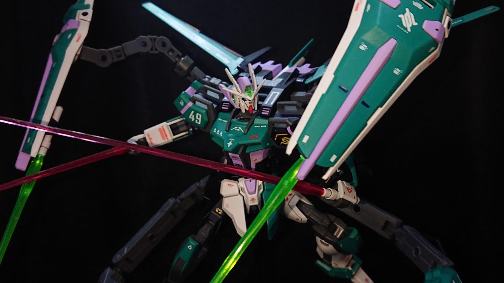 No.49:ヘクスストライクhttps://gumpla.jp/eg/1975801EGストライクにオプションパーツセットのエールストライカーを合わせた高機動、近接戦特化のストライクで1対多の戦闘を得意としています💡この機体を作ろうと考えた切っ掛けは、これまでのストライク改造でビームサーベルをあまり使ってこなかったことに気が付いたからですw実は大量にビームサーベルが余っているんですよwただビームサーベルを持たせるだけでは面白味が無く、在庫のビームサーベルも消費できないと考え、両腕で2本サブアームで4本、計6本のビームサーベルを展開し襲い掛かって来るストライクとなっています✨特に工夫したところはサブアームの接続位置とその用途なのですが、リアスカートに接続しているサブアームは下方からの敵に対応するように少し長めにしてあります!残りの2本はバックパックであるエールストライカーに装備されているのですが、このサブアームにはシールドも装備されていて防御の役割も担っています💡4本のサブアームは敵を正面に捉えた時には死角からの奇襲としても使うことが想定されています在庫消費という新しい視点から生まれたストライクになりましたが、かえってそれが良い刺激となり新しい創造に繋がったと考えていますw