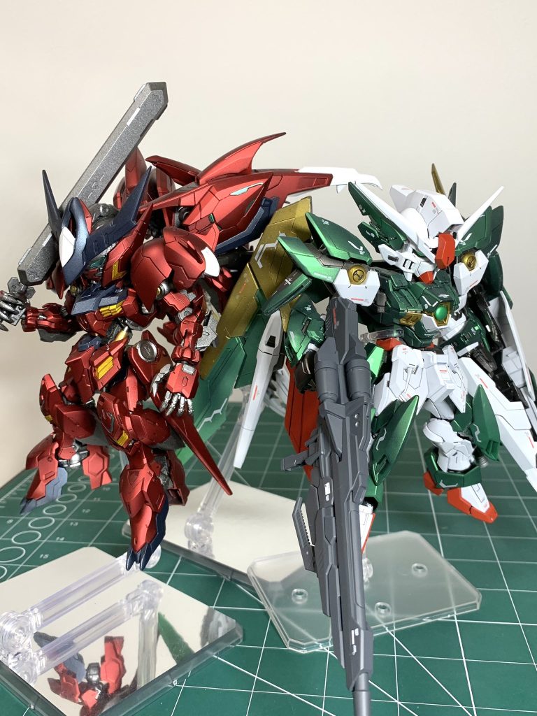 前々回作成したバルバトスと並べるとクリスマスカラーに！