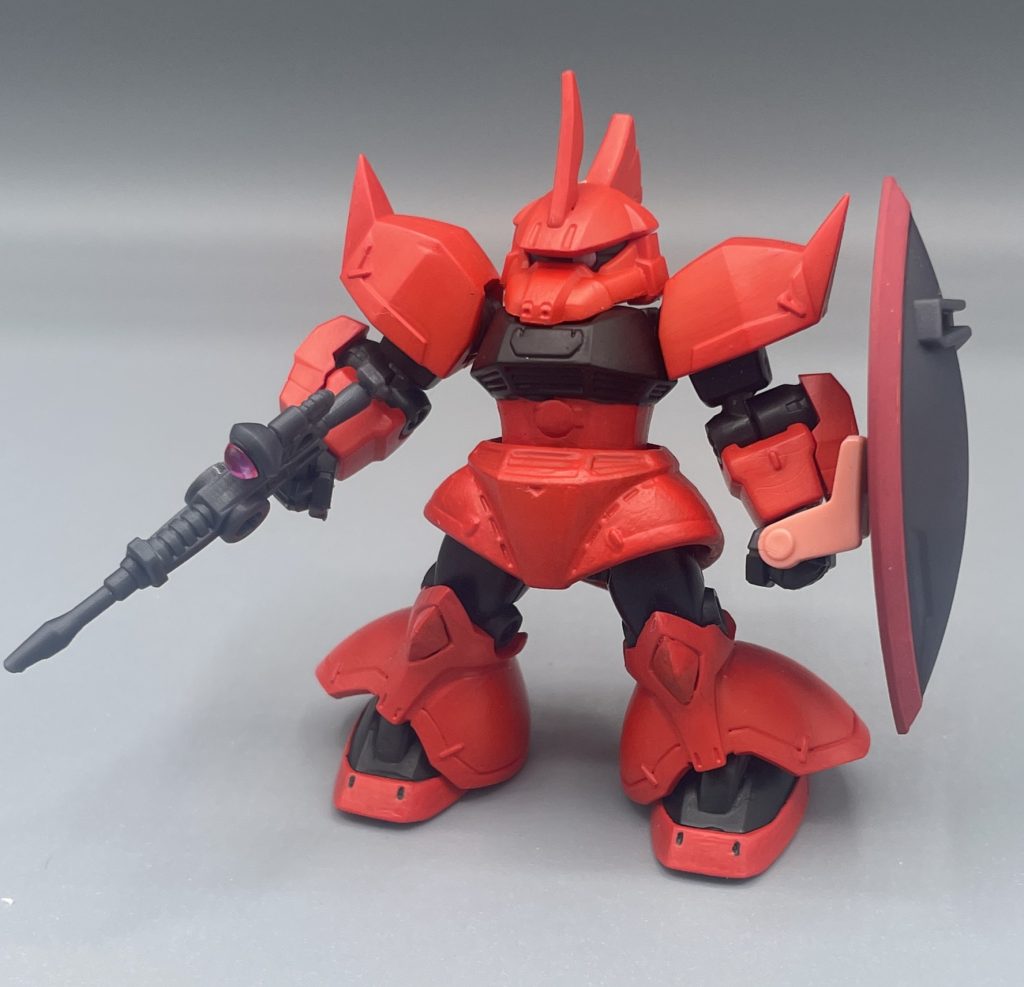 ジョニー・ライデン専用ゲルググ 人類が手にした神の塗料、「ソフビカラー」によってこれまでは”ダブり”となってガッカリした商品も、リペイントすることで新たな命を得ることが可能になりました。 真紅の稲妻ゲルググも、元の色はシールド持ち手のサーモンピンクに残っているシャア・ピンクでした。ソフビカラーの赤色を直塗りしただけで、このように鮮やかに発色します。