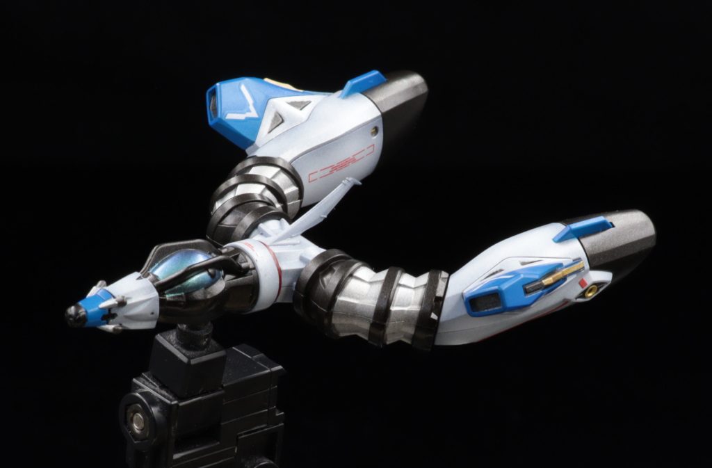 コアファイターは飛行機らしくビルダーズパーツのザクアンテナを使って垂直尾翼を付けてみました。下にはランディングギア用のハッチをイメージして追加。