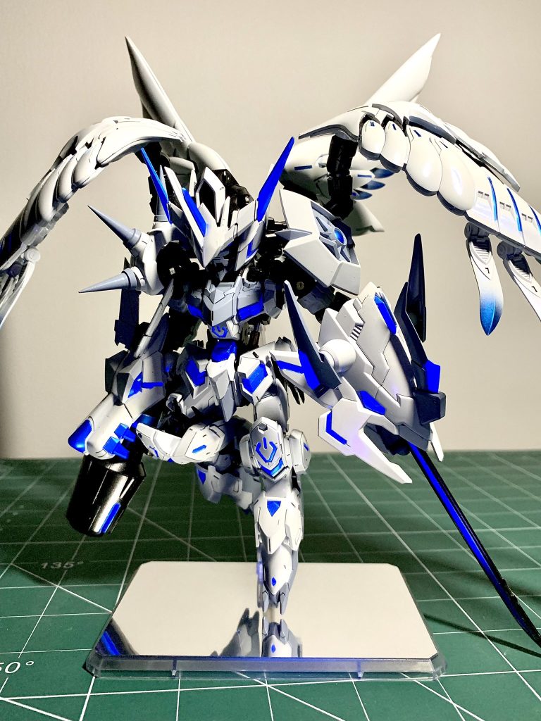 濃い青はプライマリーメタリックブルーの上に蛍光ブルーで塗装しています！