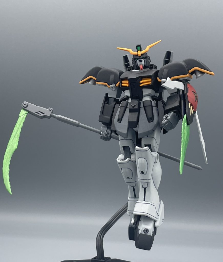 死神と呼ばれるガンダム　死神をモチーフとしたガンダムなので、浮かせてそれっぽく飾るとカッコよく見えます。　キットとしてカッコいいかと問われれば、YESとは言い難いキットですが、やはり劇中再現度は高めなような気がします。