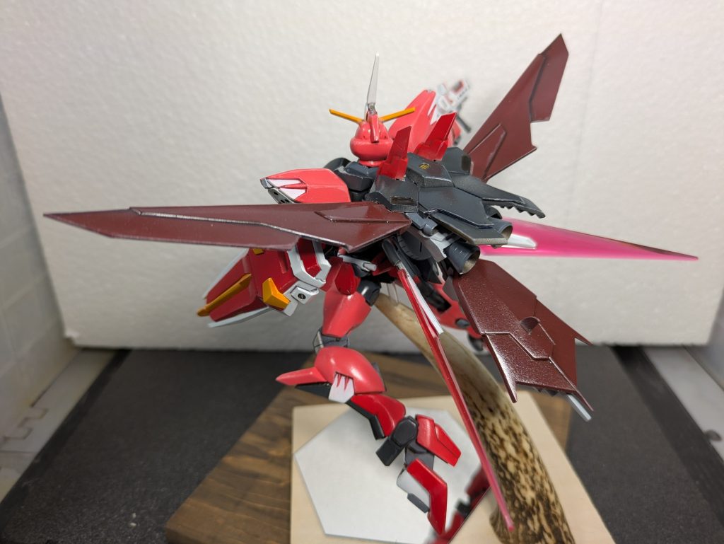 バリらせる改造(パテでの造形ではなく、全部プラバン貼っての削りだし)バリらせる上腕、太ももを筋肉的な感じ凸部分をでかくする下腕を・・・こう・・・)・・な感じに胴体をS字になるようにしたが・・・結果的にまだ足りない・・・バックパックの翼は、上向き、V字になるように固定完成した写真見ても・・・・・・うーん・・・まだまだバリが足りないな・・・次回作でもっとバリらせるようにしようバリ道…奥が深し…ちなみに、ベースは鹿の角ですw