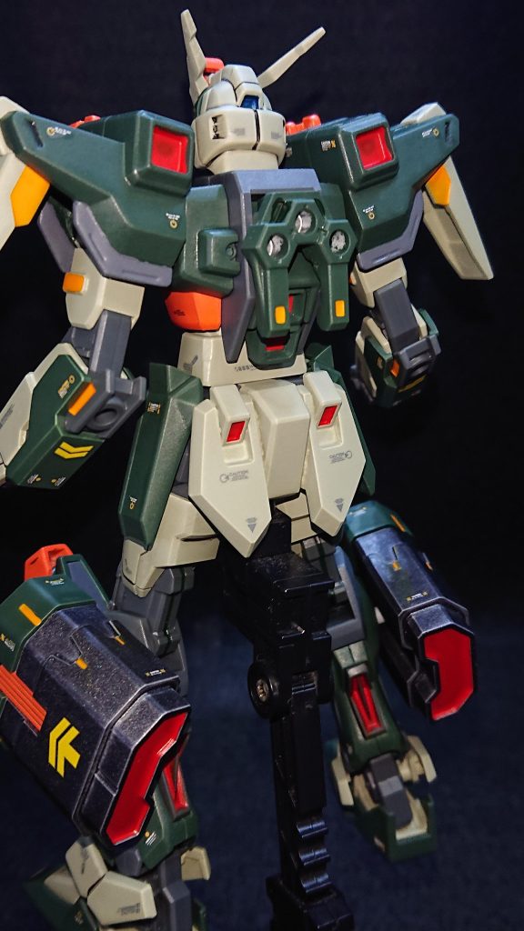 部分塗装にタミヤのエナメル塗料・ブラック・オレンジ・メタリックブルー・フラットイエロー・フラットレッド・暗緑色・ダークグレイセンサー部分にはMr.メタリックカラーGX・メタルブルー・メタルイエローグリーン