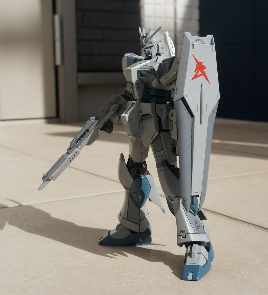 広い面にパネルラインを追加いて色分けする手法はあまり好きではなかったのですが、プロトタイプ機を表現するには効果的でした。