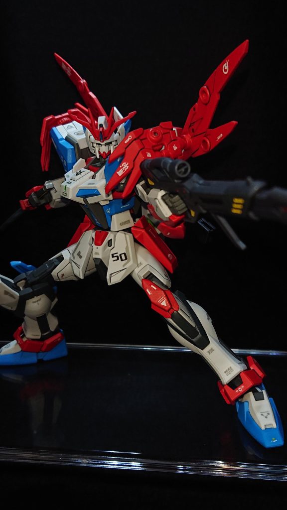 No.50:ラプターストライクhttps://gumpla.jp/eg/1991719記念すべき50機目のストライクはSEEDコンにも参加している機体で、EGストライクに30MSのオプションパーツセット2(フライトアーマー)をミキシングした空中戦仕様となっています✨30MSのパーツを初めて使用した機体で特に気に入っているのが肩の追加アーマーです💡元々は腰部に付けるパーツらしいのですが、始めて見た時からどうして肩に付けたくて色々な接続方法を試し今回の形に落ち着きました✨ガンダムらしくないパーツのデザインが新鮮な感じがして好きなんですよw初めての試みとして膝に3mmの穴を開けて追加のアーマーを付けてみました!失敗を考えるとなかなか穴を開ける踏ん切りがつきませんでしたが、やってみると良い感じに落ち着いたので、今後のミキシング改造に取り入れていきたいと考えています💡全体的にあまり盛り過ぎずシンプルな感じに纏まりましたが、多くの初めてにチャレンジできて今後のためになる機体になったと思います!ストライクのミキシング改造を50機も作っていながら、まだやっていないことがこれほど残っていたとは…マンネリ化しないよう初心を忘れないようにしないといけませんね💦