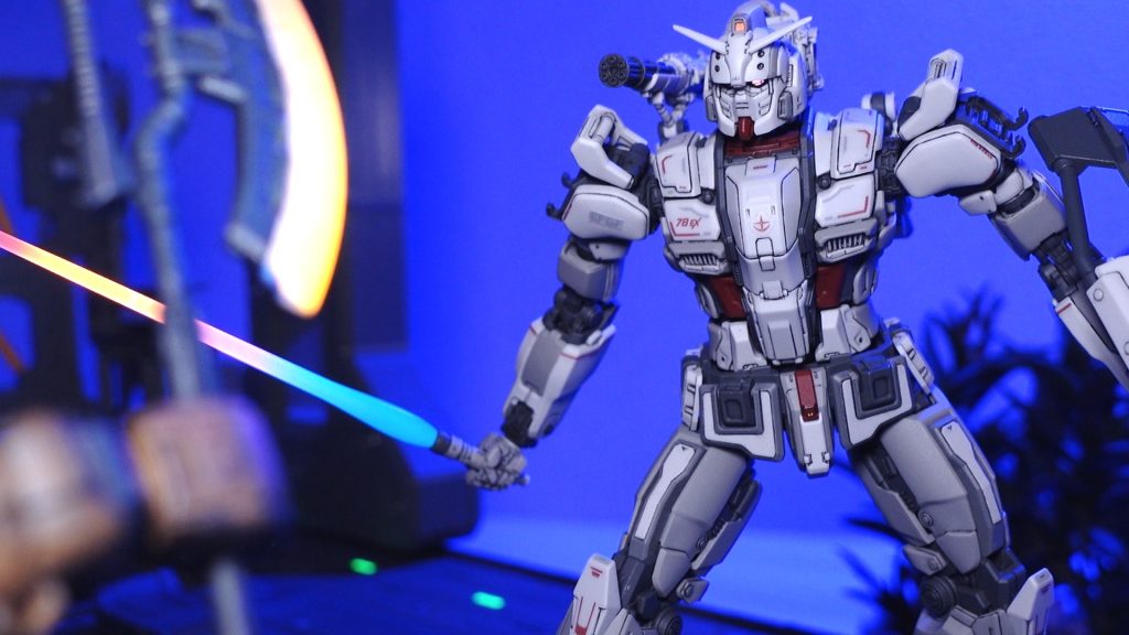 カメラアイとビームサーベルはUVライトで発光するようにしてみました。