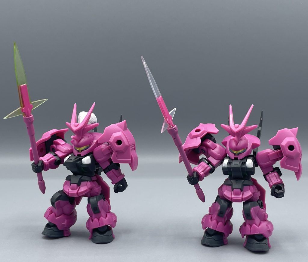 MD-0032G ディランザ・グエル専用機 見て頂いた通り、ダブりました。1回500円のガシャポンでのダブりは致命傷になりかねません。でも良いんです。だってほら、ね。 左が VSエアリアル仕様で、右が最終決戦仕様です。造形の違いは頭部の羽飾りを付けるか否かだけ。大槍のビーム刃は、右の透明がデフォなのですが、ここを無色透明にしているのめっちゃ偉い。 VSエアリアルver.の時は、ビーム刃が決闘用の緑ですが、最終決戦では実戦仕様刃で青白いビーム刃になるからです。 分かりにくいですが、胴体のグリーン部は部分塗装してあります。ダブったのは辛いけど、これが500円で出てくるとか凄すぎる。クオリティ高い。