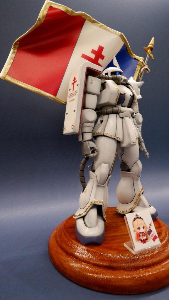 無改造です。陣営マークのデカール自作に挑戦したのですが、白地が初めてで難儀しました。市販の装飾用シールでエングレービングを施してます。思いの外仕上がりに高級感が出て満足してます。フラッグは真鍮線仕込みステッカーとアルミパイプ&プラ材で自作しました。モノアイはLEDを仕込んでます。磁性スイッチ初めて使いましたが素晴らしいですね。