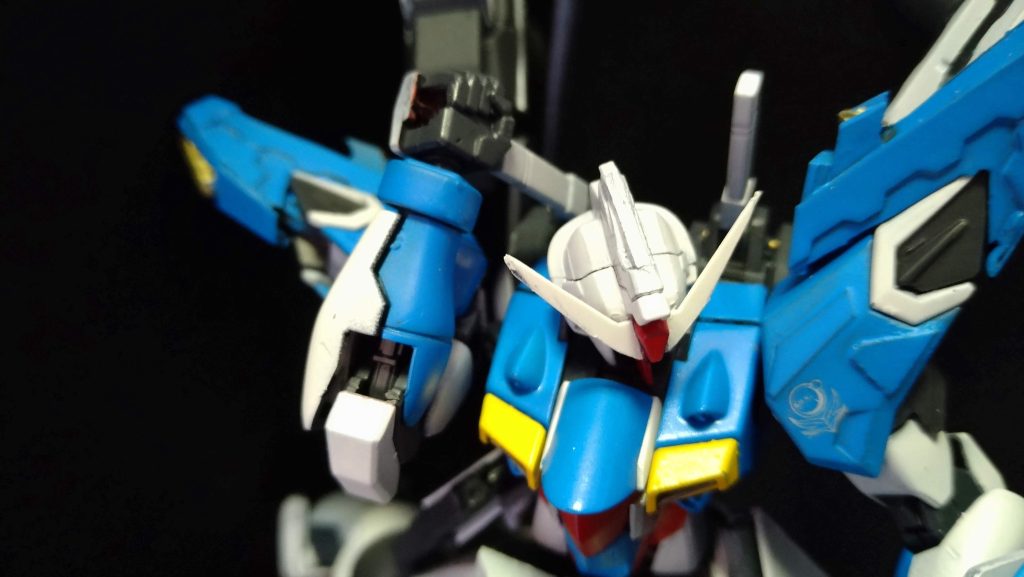 ビームサーベルは可動を仕込み、使用時以外は後ろへ倒せるように加工