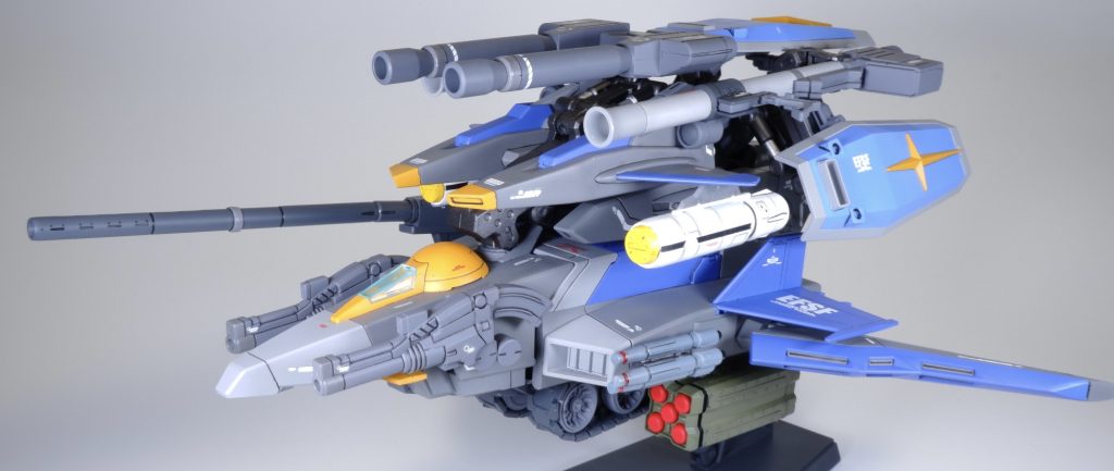 Gファイター①ちょっとガンダムを上に乗せる事は出来ないですが、サポートメカなので、シールドやバズーカを受け渡し出来そうな外見に纏めました！