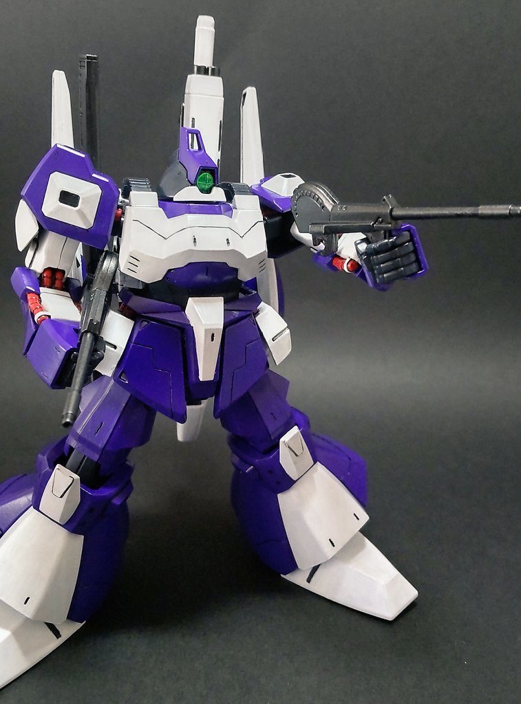 本来の武装であるクレイバズーカやビームピストルも装備しております。           余談ですが、塗装中に左のビームピストルのラック部分が何故か折れた上、修復不可能になるという事件が発生しました。なのでプラ版を積層するなりして、新たにラック部分を製作。事なきを得ました。(マジで何で折れたんや…)