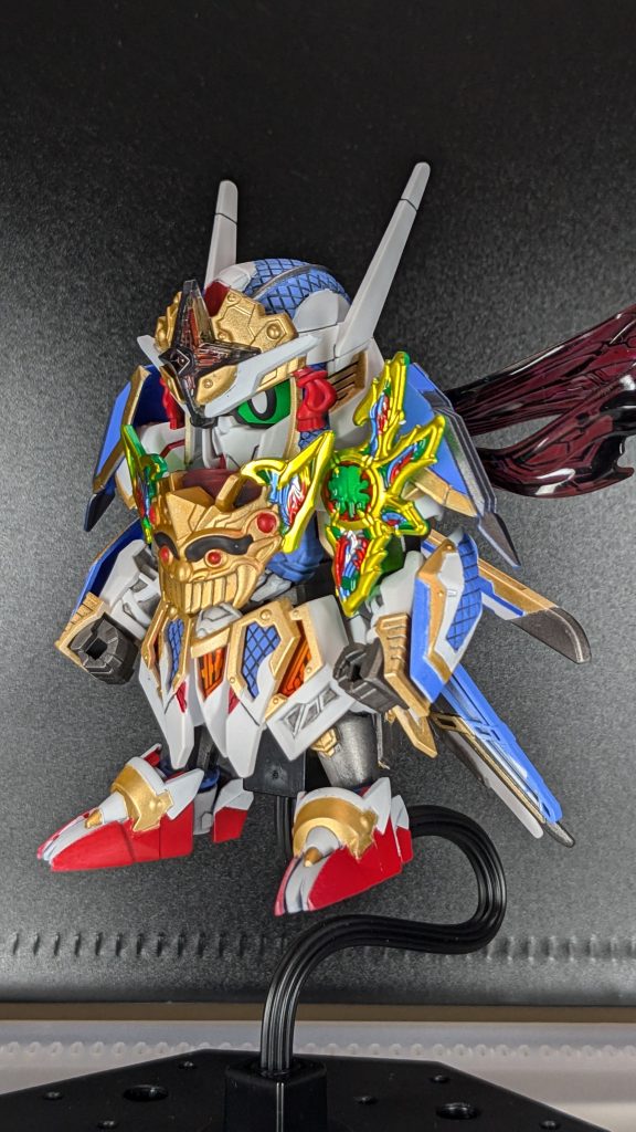 基本的に今作も全塗装を行っております。SDガンダムシリーズはパチ組であれば最も難易度が簡単な部類のガンプラになりますが、塗装をするとなると一気に難易度が跳ね上がり、エアブラシ塗装や筆塗り塗装の良い練習となります。また、完成時の出来栄えも昨今のHG等は元の色分けがとても優秀であり、パチ組や墨入れ+トップコートだけでも十二分にその魅力を引き出せますが、SDガンダムだけは付属シールと墨入れ+トップコートだけではとてもじゃないですが色分けが不十分ですので満足度が低いシリーズとなっております。もし、塗装の練習がしたいと言う方がいらっしゃいましたら、SDシリーズは是非おすすめしたいです。とても苦労する分、完成度の満足度が跳ね上がりますし、何より塗装に関するスキルが跳ね上がり、それをまた他作品へと繋げられるきっかけになるシリーズです。また、素体のガンプラも非常に安価で手に入る、比較的ガンプラ不足の昨今でもどこでも入手がしやすいなど利点は多くありますので私の今作、【隠密エアリアル】が考慮の一助となればとても嬉しく思います!