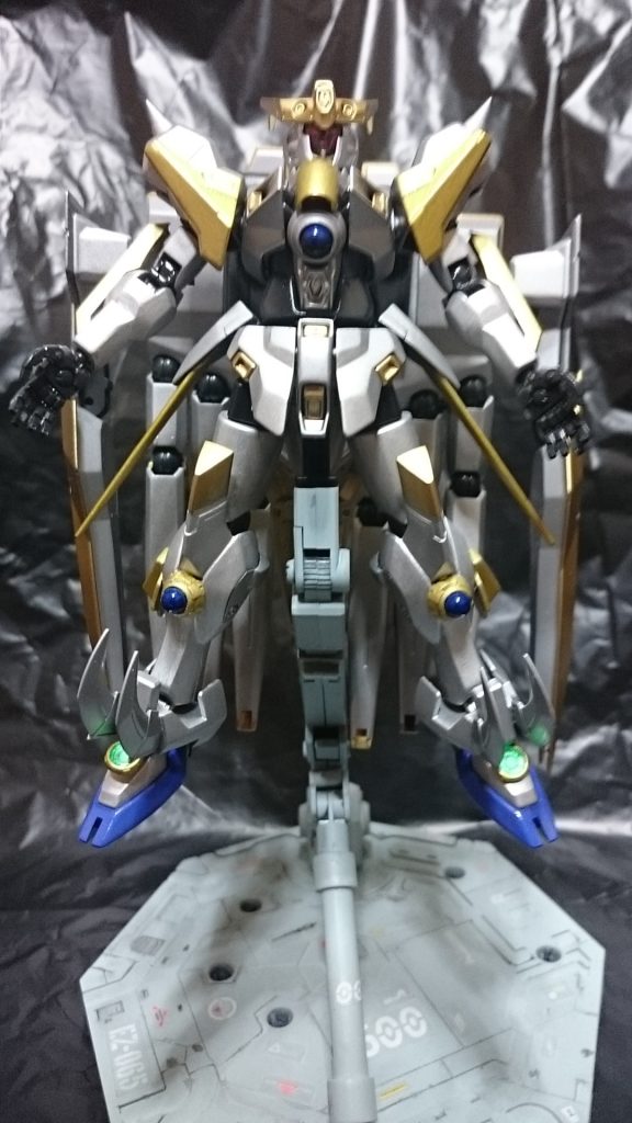 なぜここにいるのかもわからない男はしかし、記憶ではなく体に染みついたのか、共にあった巨人を操る方法だけは忘れていなかった。「…シャイオーン？」覚えているのは巨人の名前だけ、自分の名前も思い出せないのに巨人の名前だけは思い出せるのはなぜか…そんな思いに混乱と当惑がないまぜになった感情で動けずにいると…「逃げて！！」いきなり大声で飛び出してきたのは数人の男女、妙にファンタジーな格好をしているな、コスプレか？と妙な感想を抱いてしまったのも一瞬。「GOAaaaaa！！」次いで飛び出してきた熊のような生き物に思考が明後日の方向に吹っ飛んだ。なぜようななのかといえば、腕と目が四つづつあるような生き物は熊に似ているだけの別の生き物だというくらいは誰にでもわかるからだ。しかも体長が軽く５メートルは超えている。 