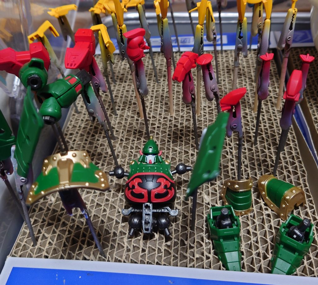 実は先に画像上のドラゴンガンダムを作っていたのですがGフレならパーツ少ないし良いかなとこっちを先に完成させてしまいました。これでドライブースも空いたのでドラゴンガンダムの制作を再開したいと思います！