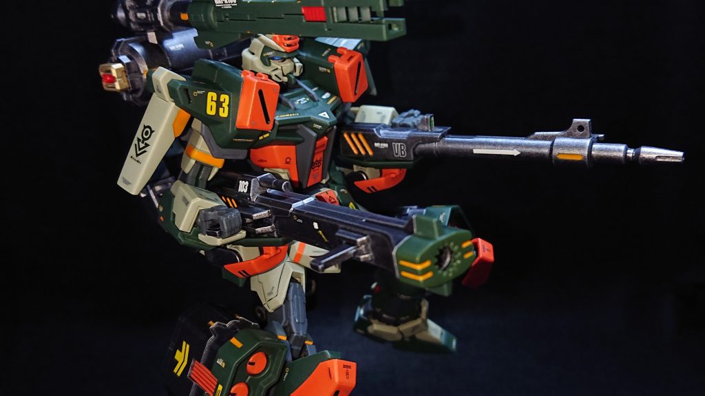 メインウェポンはバスターから引き継いだ350ミリガンランチャーと94ミリ高エネルギー収束火線ライフルになっています武装の持ち手とストライクの手のサイズが合わなかったのでしっかりと保持できるように武装とバックパックをアームで繋ぎ保持力アップを図っています💡しかしその結果ガンランチャーとライフルの連結ギミックが難しくなり、残念ながらオミットすることになりました💦連結することは出来なくなりましたがその分速射性に優れているという設定にしたいと考えていますｗメインウェポンをバックパックにマウントすることによって両手が空いたので、ビームライフルのような手持ち武装を持たせることが出来るようになったのですが、武装を持ち替える際に元々持っていた武装をどこにマウントするのか問題が解決できなかったので断念しました💦この問題が解決できていればもう少し火力を上げることが出来たのですが、自分の力不足で残念です…