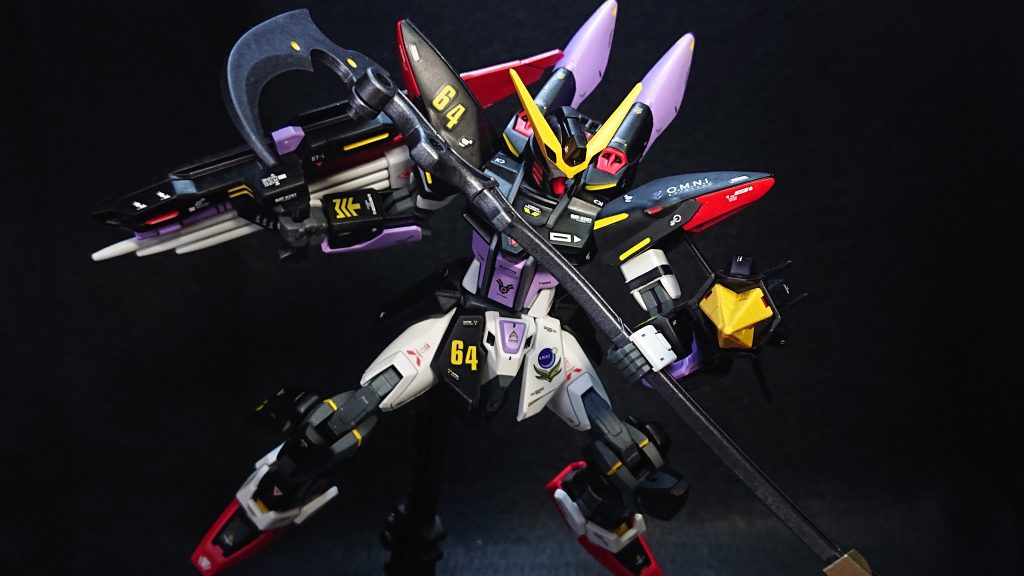 強襲時のメインウエポンは30MSの鎌になります姿を消して強襲するのってガンダムデスサイズのイメージが強かったので鎌にしちゃいましたｗビーム兵装や飛び道具なんかを使うと居場所がバレる恐れがあると思うので、そういった意味でも鎌みたいな物理兵装は理にかなっていると考えます💡個人的にはもう少し鎌の刃が大きい方が好みなのですが手持ちのパーツではこれが精一杯でした💦