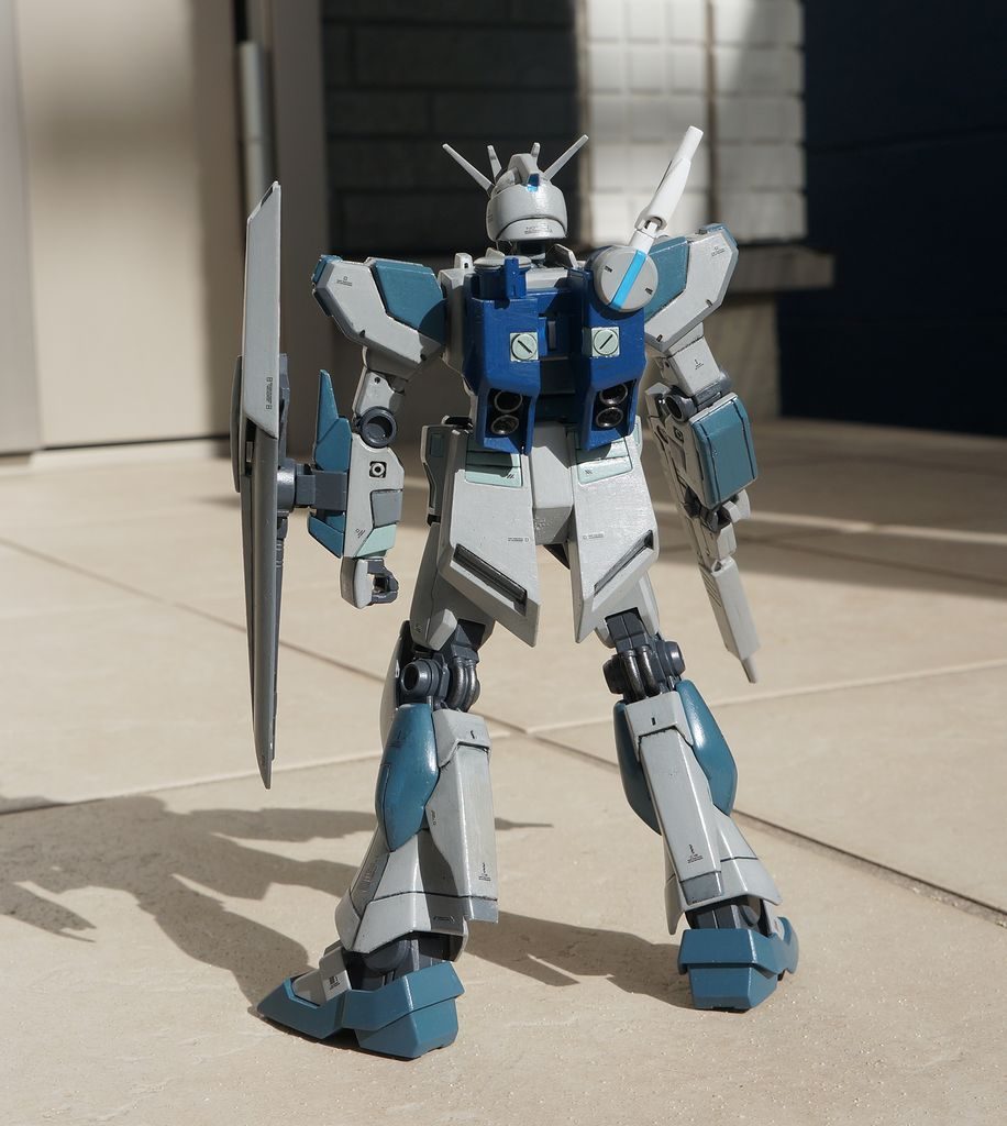 バックパックも青系統で統一。ビームサーベルは汎用品だろうと言うことで白のまま。