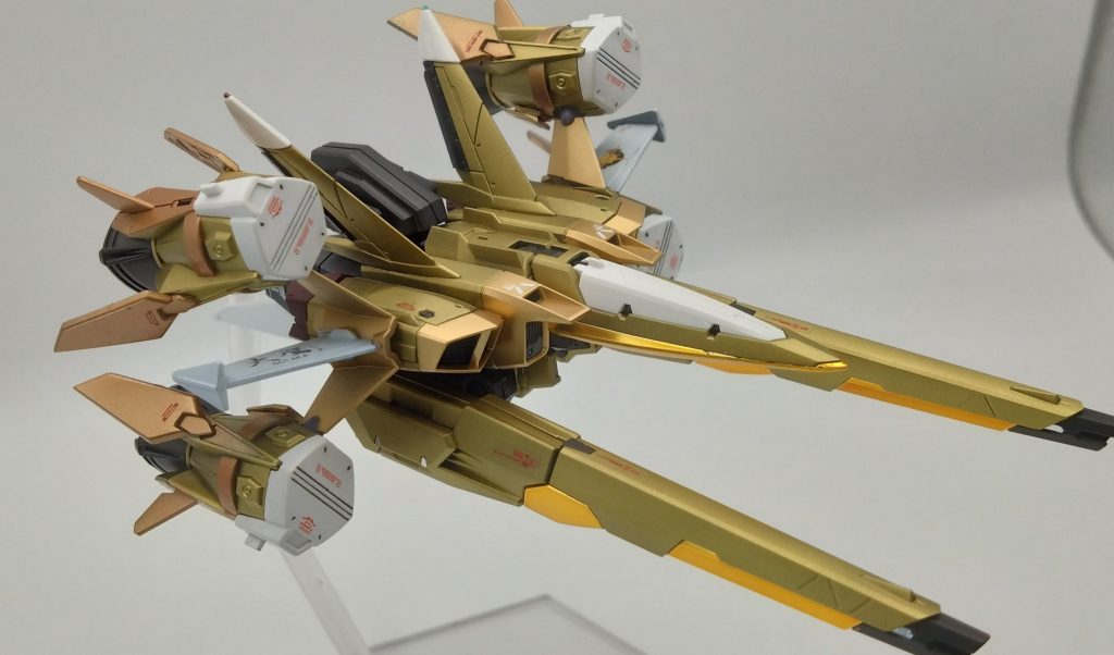 次世代両用支援戦闘機「オオタカ」オーブの国営企業モルゲンレーテ社と平和維持機構コンパス技術開発チームの共同開発した新オプション装備CE73で使用したオオワシを性能向上と継戦力向上再設計し前大戦メサイア攻防戦で活躍を見せたムウ・ラ・フラガ専用兵装も備わっている。本機の設計はモルゲンレーテ社とムウ専用マルチバレル兵装はコンパス技術全般責任者アルバートハインラインとアークエンジェルのメカニック担当マードックそしてこのオオタカの立案者マリューラミアスが携わっているためムウが前大戦に愛機とし使用したメビウス・ゼロに近い操作となっている。