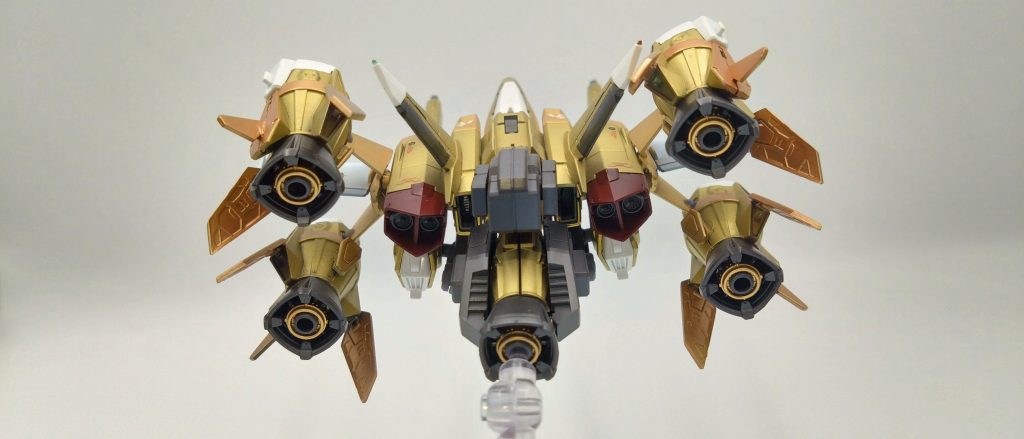 本機オオタカの特徴は翼部に備わっている総火力自立支援マルチバレル兵装『エンディミオン』は銃口部分はビームと実弾レールガンと二種類状況によって瞬時に切り替わることができるバレル下部にはネオ・ロアノークの時に乗ったエグザスの兵装ビームカッターも装備し本バレルで格闘も可能、バレルの装甲はヤタノカガミが施されておりビーム兵器も反射することも可能、前面部にはVPS装甲使用しており実弾も防ぐこともできるまさにオーブが掲げる専守防衛とエンディミオンの鷹とよばれたムウのため兵装である。