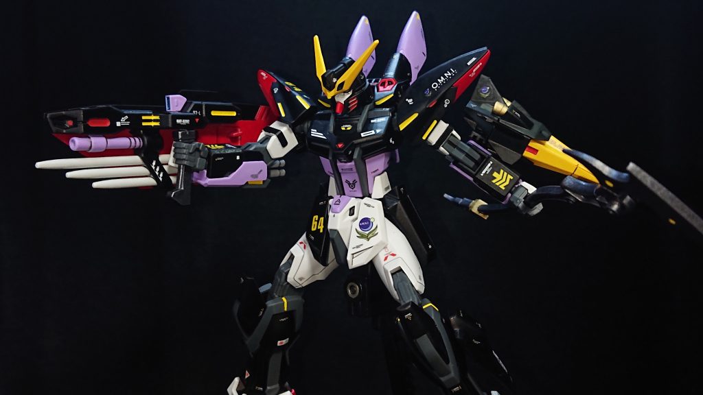 遊撃時のメインウエポンはブリッツから貰ってきたトリケロスとグレイプニールになります機動力を活かして戦場を飛び回り中距離戦闘ではトリケロスに内蔵されたビームライフルやランサーダートを駆使して戦闘をおこない、近接戦ではトリケロス内臓のビームサーベルや手持ち武装である鎌を使用した戦闘を想定しています💡トリケロスはそのまま持たせると持ち手部分が細く安定しなかったので、元々の持ち手部分を切り飛ばし3mmの穴を開けて新しい持ち手パーツを取り付けることで安定して握れるようになりました✨グレイプニールはストライクのシールド接続用のジョイントパーツを使用して接続しているので、有線で繋がっているギミックが無くなっています💦ですが、ブースターが残っているので射出することは出来ます💡ドラグーンみたいなモノとして扱えばいいかなと考えていますので、中近距離どちらでも使える汎用兵装となっています✨