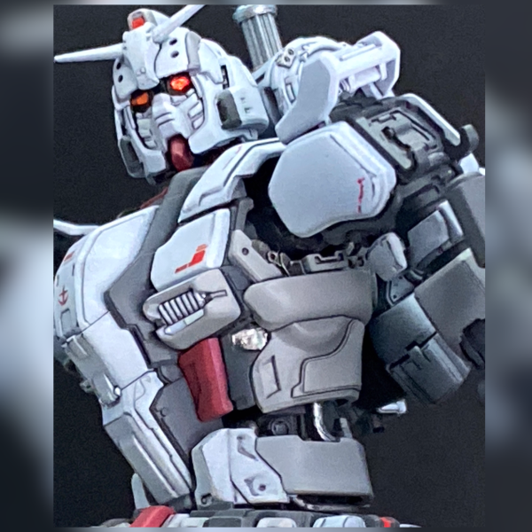 Netflix版ガンダムひとまず完成です。前回のツインアイが写真で見るとどうにも気に入らなくて、結局作り直しました。メインのハンドピースが途中でおかしくなったので、使いづらい予備でもできるベタ塗りにしました。ちょっと物足りなくて、装甲の隙間から覗くパイプ類等を細かく塗り分けてみたら思いの外良い感じに仕上がって満足です😃最初はもっと暗くなるつもりだったのですが、見返してみると印象的なシーンは全部逆光なので、真っ黒にならないよう明るく仕上げてます。デジラマ派ですが、背景ぼかすぐらいで満足するぐらいカッコ良い！😆 けど、デジラマ撮影していきます😁 （1枚目）