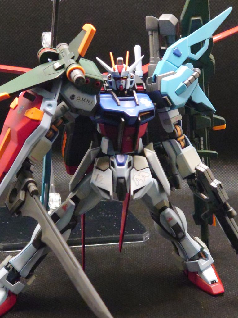 パーストも再現出来たのは良かったのですが、パーツの調整してなかったので結構ボロボロ落ちて撮影が大変でした…。自分のはアグニの接続部が緩く、ソードストライカーの肩アーマーの青い板がまともにささりません。あとボールジョイントの頃だからか、肩が重さに負けてはずれ落ちたりも…。