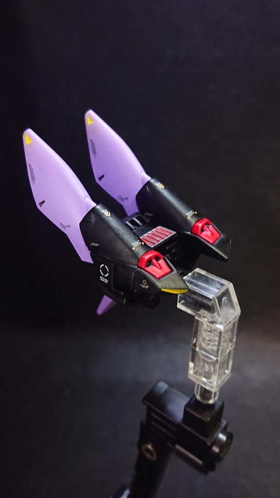 バックパックは以前投稿したデュエルストライクの時と同じように胸部パーツの背中側ごと移植する方法を採用し、接続に邪魔な部分を削り空間を作ったら30MMのパーツを間に噛ませて接続用の軸を作っています💡ブリッツの代名詞であるミラージュコロイド・ステルスシステムの要素は必ず入れたかったので、バックパックを移植する際に胸部パーツの胸側を切って削って何とか持ってこれる形にしてミラージュコロイドの排出口も持ってきました✨上面から見ると微妙に穴の開いている部分があったので、穴埋めとミラージュコロイドの排出口を増やす目的でMSGの角モールドを貼り付けてみました！バックパックの加工が今回の移植で一番難しいポイントでしたので、上手く持ってこれて安心していますｗ