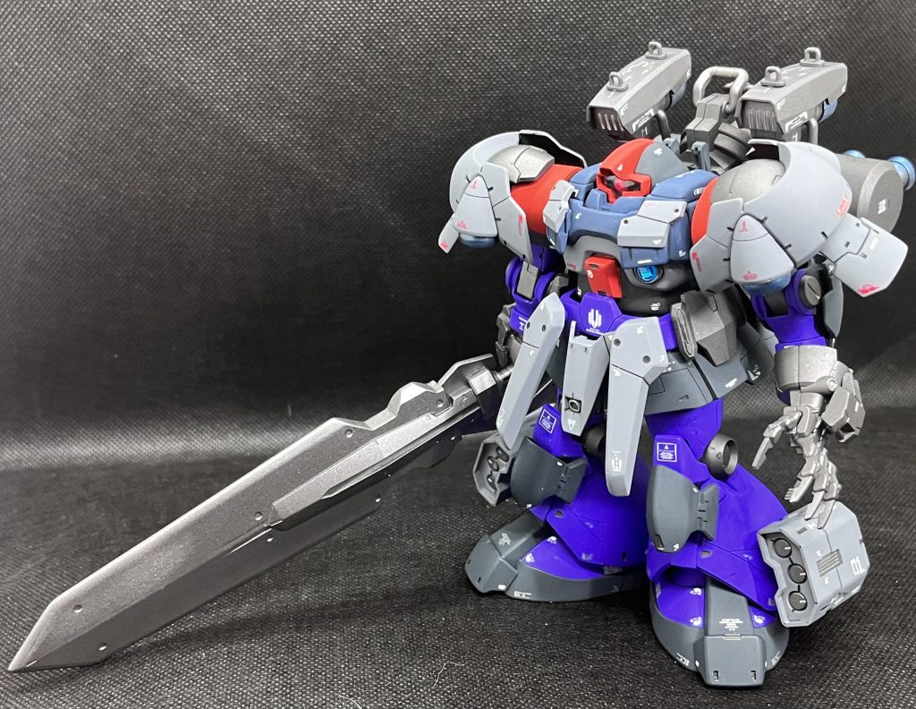 バスターソードまでしっかり入ったアングルで肩、肘、膝、スカート、肩アーマーは全てヘルムヴィーゲからはぎ取り、コクピットハッチも足首装甲切り取ってドム・トローペン風にしてます。流石に大剣と爪だけでは蜂の巣にされそうなんで、ふくらはぎにミサイル持しました。