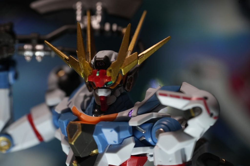 ”ガンダム”顔のアップ。マスク外れかけてる??