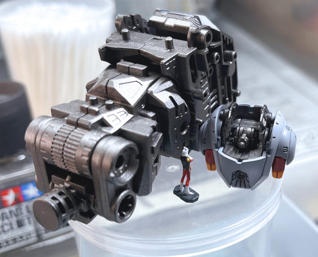 組み立て自体はパチパチサクサクとストレスフリーで、大佐も感心なさっておられました。しかしこの頭部にもコクピットがあるとは…一応パイロットシートのモールドがありますけどね、乗るスペースないですよ。これではサザビーの頭部と同じです…って、あれも大佐の乗機じゃないですか😓