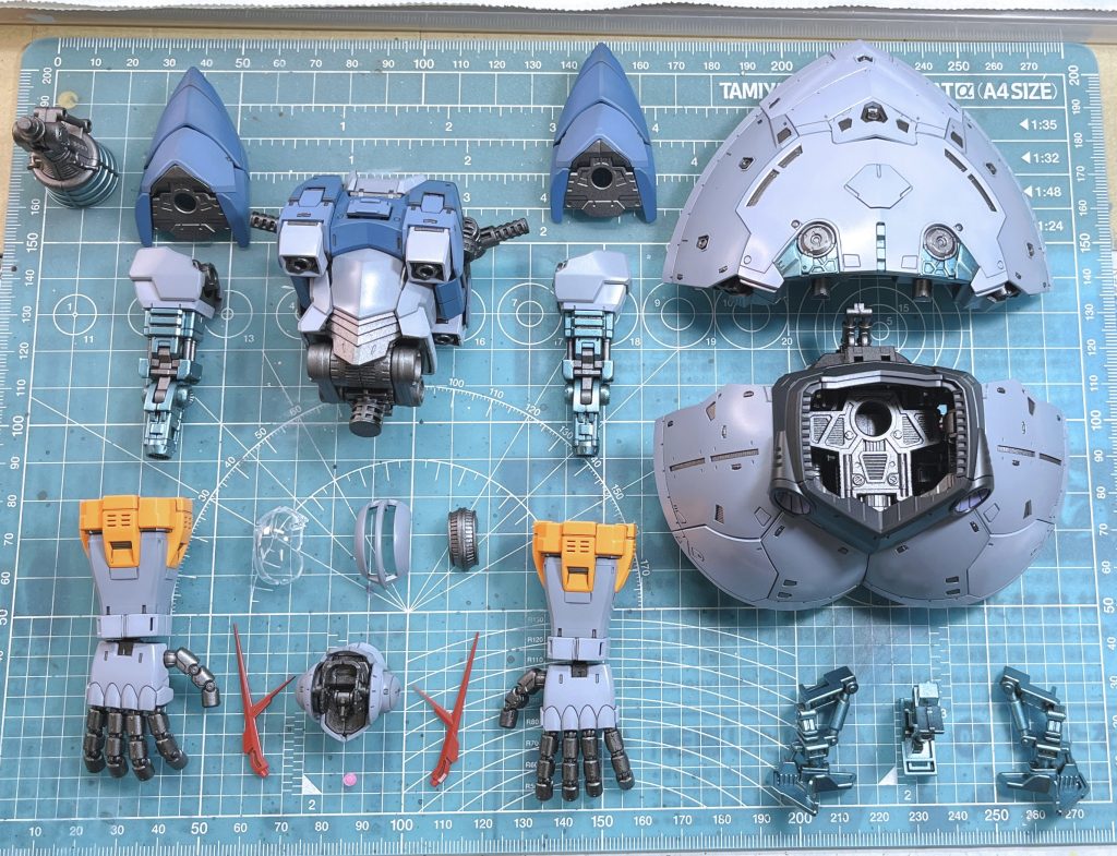 このキットを塗装なさる方で、一番悩むのがアドヴァンスドMSジョイントを使用した「指」ではないでしょうか。関節部をマスキングして塗り分けるのが面倒過ぎるので、タミヤの「PPプライマー」を吹いてから指と手のひらは焼鉄色で塗装、手の甲は本体色で塗装して無理な塗り分けから逃げました。個人的に結果オーライです。