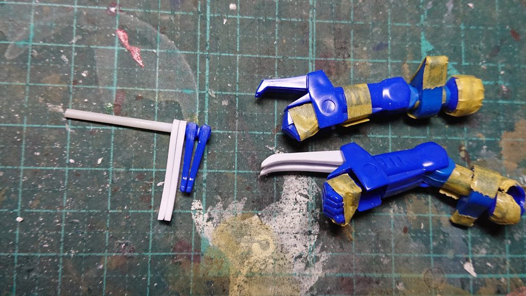 旧キットのクローは短いので、プラ板で製作。