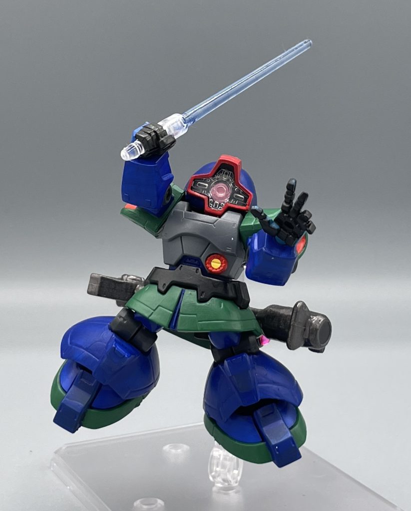 ヒートサーベル ドムの近接格闘用武装。熱伝導率に優れるものの、消耗の激しい使い捨て品。使い捨てカイロ的な剣です。 ドムのサーベルと言えば、その”色”に議論が付きまとう印象ですが、決着はついているのかな? まだ諸説ありですかね?? 個人的に、格納時は黄色で使用時が水色という認識のため、今回も黄色と青のサーベルを2振り用意。