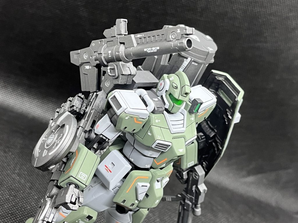 オリジンのガンダムFSDのデカールでオレンジのライン入れてます。