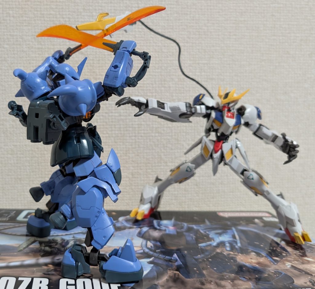 今度はテイルブレードと爪で挑むレクス。それをヒート・サーベル二刀流で迎え討つブネ。勝敗の行方は、ご想像にお任せします・・・。